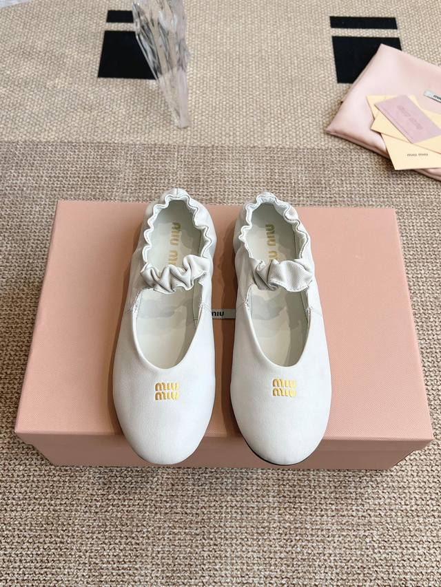 Miu Miu 缪缪 25Ss 春夏季新款 芭蕾舞鞋缪家以芭蕾的灵动意韵融于日常.以现代笔触刻画舞鞋经典轮廓！超软的漆皮皮质款芭蕾舞鞋.从经典日式鞋履汲取灵感.