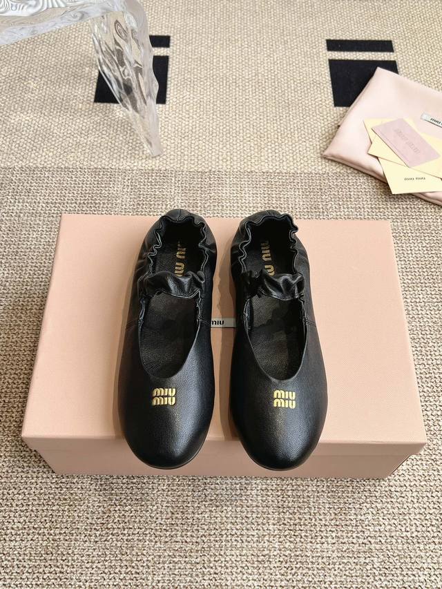 Miu Miu 缪缪 25Ss 春夏季新款 芭蕾舞鞋缪家以芭蕾的灵动意韵融于日常.以现代笔触刻画舞鞋经典轮廓！超软的漆皮皮质款芭蕾舞鞋.从经典日式鞋履汲取灵感.