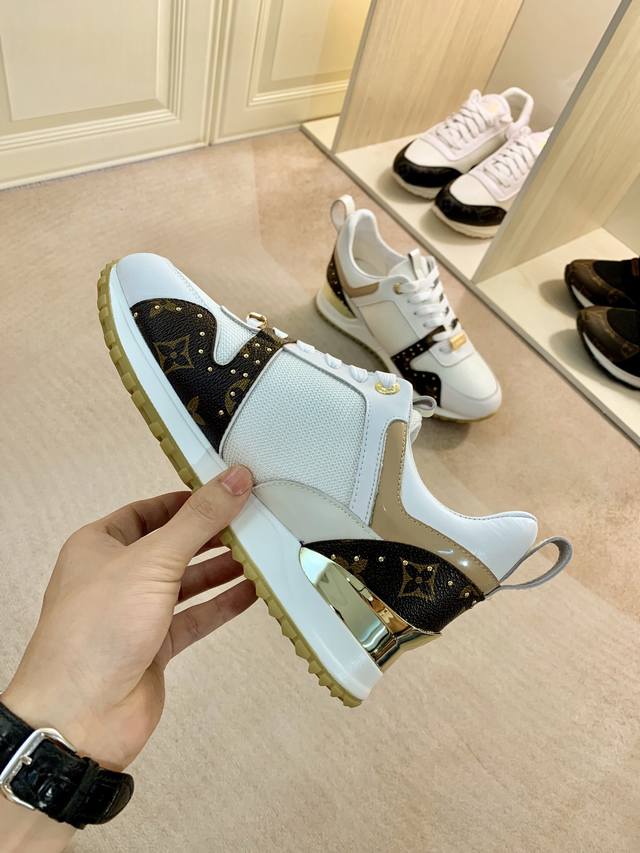 价： 驴家louis Vuitton 路易威登 官网zp售价rmb.8380本款 Run Away 运动鞋取材小牛皮与 Monogram 帆布，细节设计考究，饰