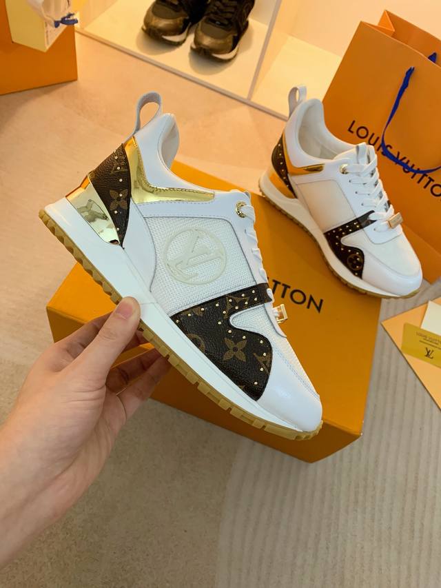 价： 驴家louis Vuitton 路易威登 官网zp售价rmb.8380本款 Run Away 运动鞋取材小牛皮与 Monogram 帆布，细节设计考究，饰