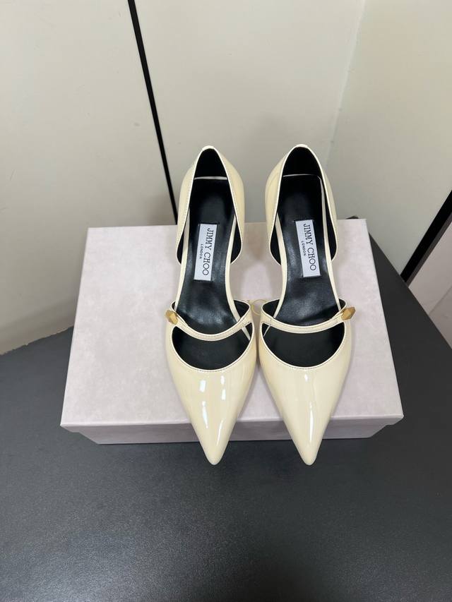 Jimmychoo New Arrival～Jc 2025早春 尖头细跟中空单鞋，复古时髦的调性，增添了精致优雅的韵味小羊皮材质，脚感满分意大利进口牛皮底顶级精