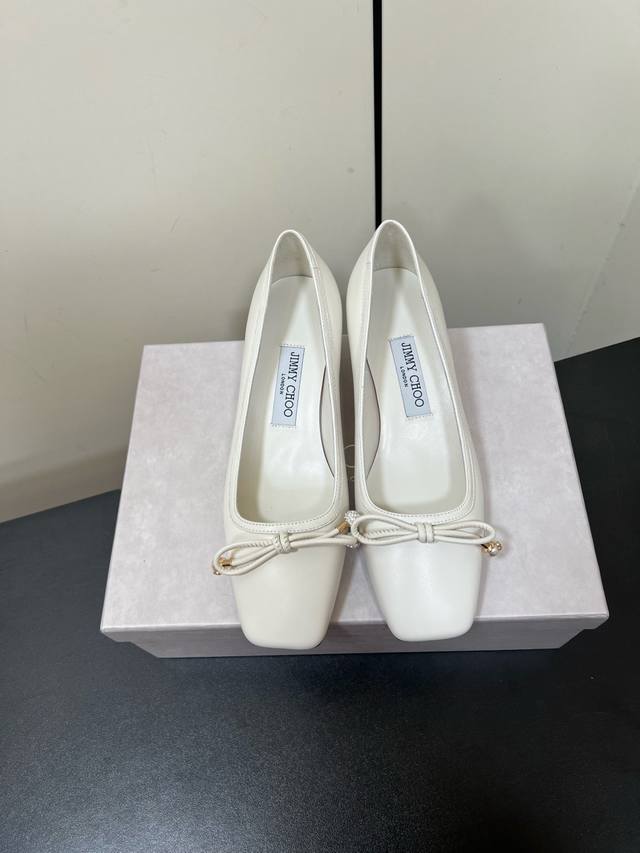 Jimmychoo New Arrival～Jc 2025早春 方头方跟的造型蝴蝶结单鞋，复古时髦的调性，蝴蝶结点缀，增添了精致优雅的韵味小羊皮材质，脚感满分意