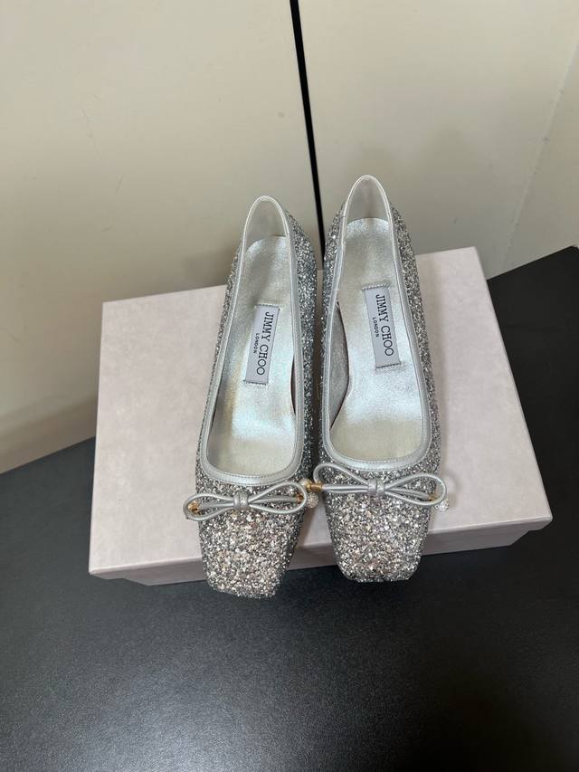 Jimmychoo New Arrival～Jc 2025早春 方头方跟的造型蝴蝶结单鞋，复古时髦的调性，蝴蝶结点缀，增添了精致优雅的韵味小羊皮材质，脚感满分意