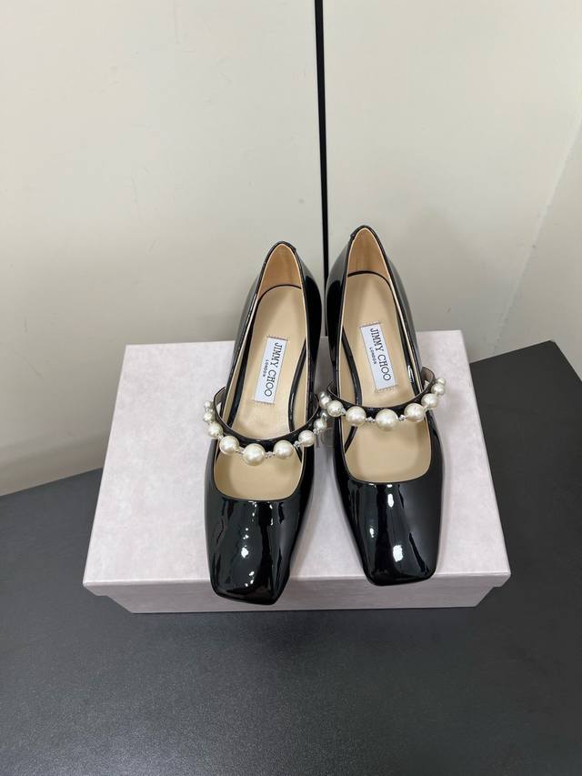 Jimmychoo New Arrival～Jc 2025早春 方头方跟的造型玛丽珍单鞋，复古时髦的调性，点缀珍珠装饰，增添了精致优雅的韵味小羊皮材质，脚感满分