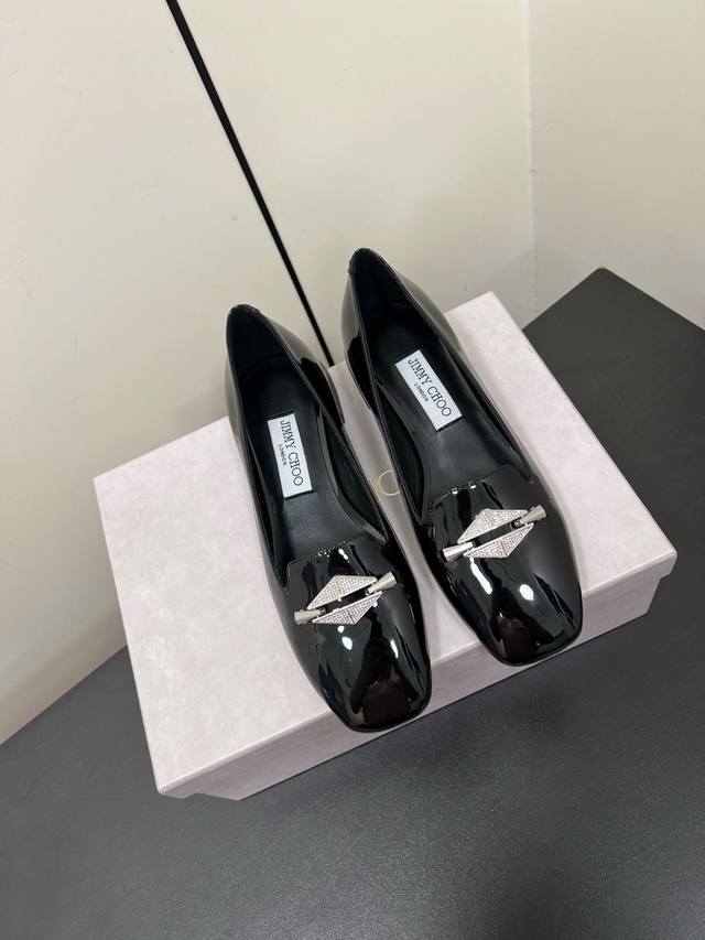 Jimmychoo New Arrival～Jc 2025早春 方头方跟的造型，复古时髦的调性，点缀金属扣件装饰，增添了精致优雅的韵味小羊皮材质，脚感满分意大利