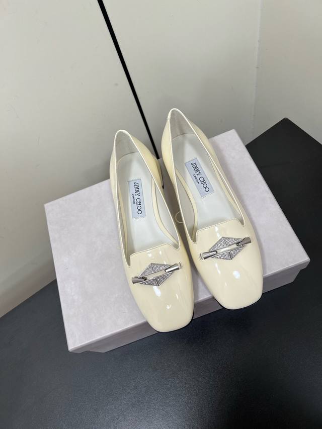 Jimmychoo New Arrival～Jc 2025早春 方头方跟的造型，复古时髦的调性，点缀金属扣件装饰，增添了精致优雅的韵味小羊皮材质，脚感满分意大利