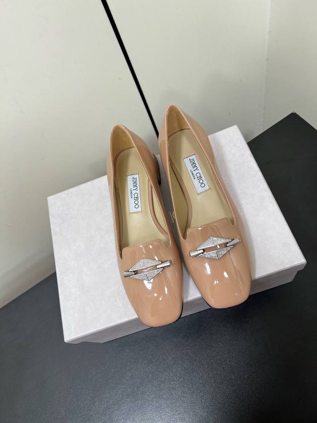 Jimmychoo New Arrival～Jc 2025早春 方头方跟的造型，复古时髦的调性，点缀金属扣件装饰，增添了精致优雅的韵味小羊皮材质，脚感满分意大利