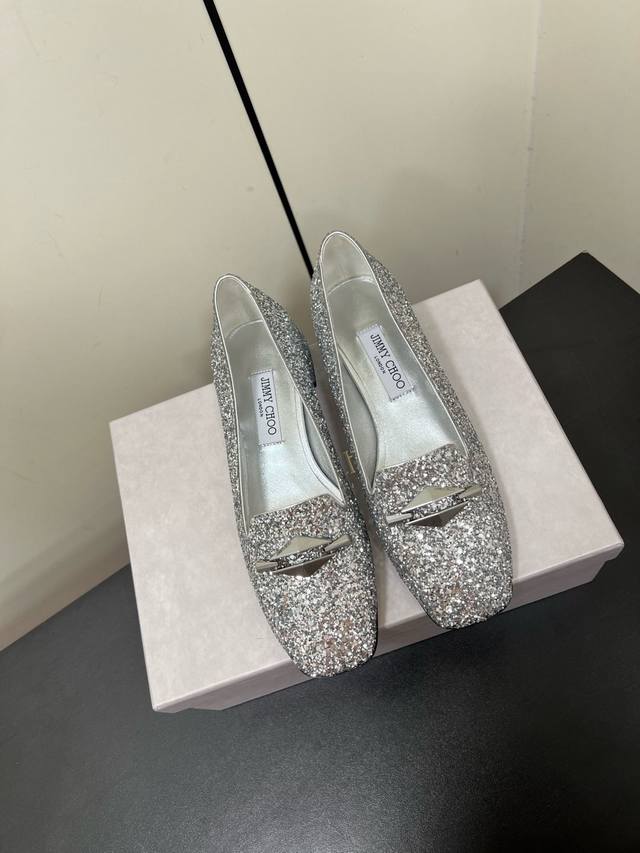 Jimmychoo New Arrival～Jc 2025早春 方头方跟的造型，复古时髦的调性，点缀金属扣件装饰，增添了精致优雅的韵味小羊皮材质，脚感满分意大利