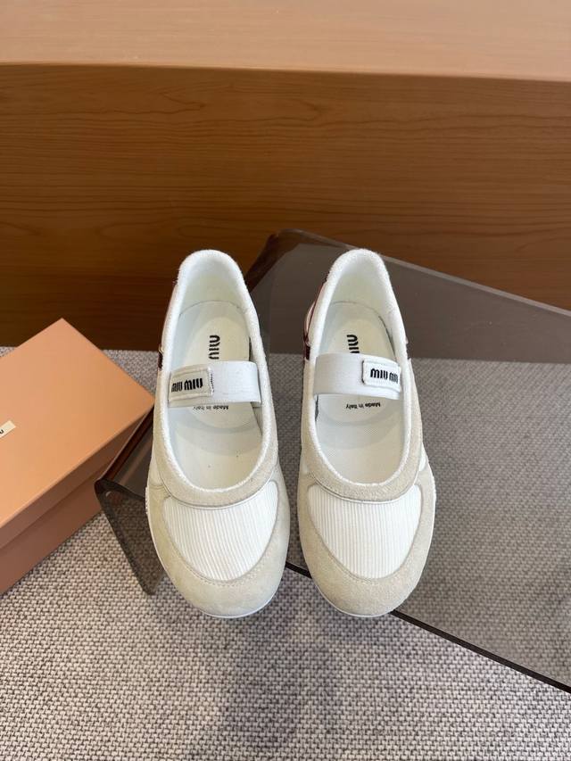 Miu Miu 25Ss 春夏新款走秀miumiu 玛丽珍款德训鞋 休闲鞋秀场工艺来自miu Miu系列的细节特写 新季的潮流要素一多元对撞 传达现代风格~ 怎