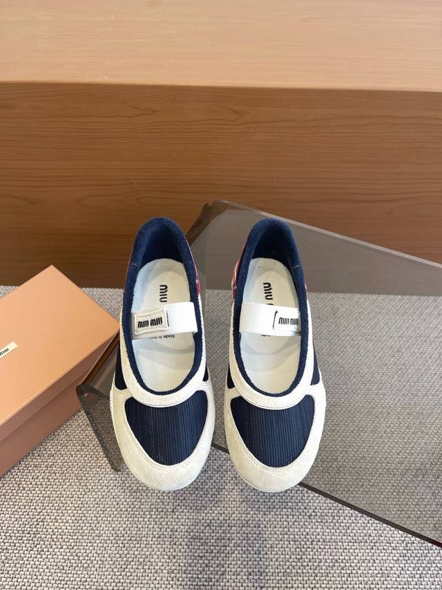 Miu Miu 25Ss 春夏新款走秀miumiu 玛丽珍款德训鞋 休闲鞋秀场工艺来自miu Miu系列的细节特写 新季的潮流要素一多元对撞 传达现代风格~ 怎