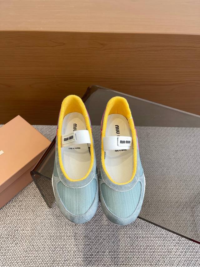 Miu Miu 25Ss 春夏新款走秀miumiu 玛丽珍款德训鞋 休闲鞋秀场工艺来自miu Miu系列的细节特写 新季的潮流要素一多元对撞 传达现代风格~ 怎