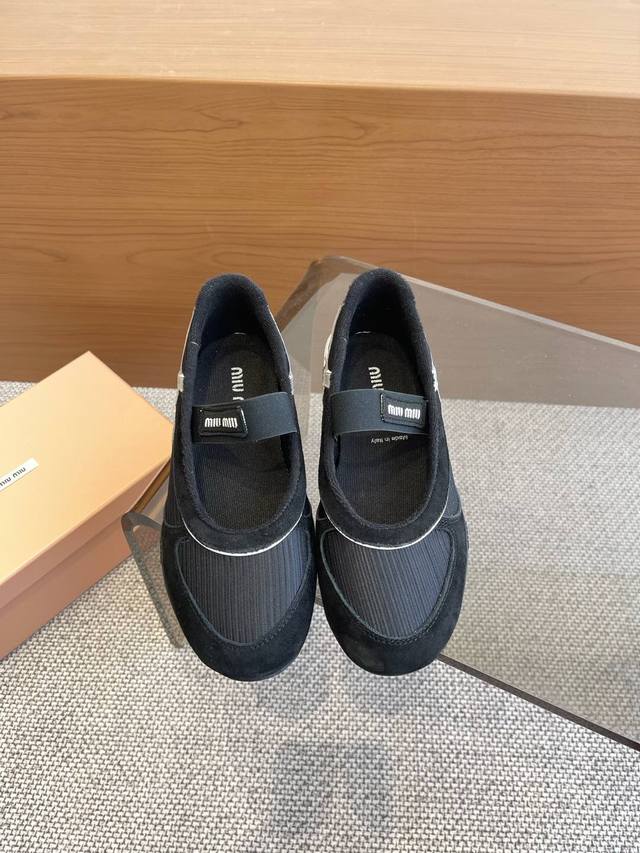 Miu Miu 25Ss 春夏新款走秀miumiu 玛丽珍款德训鞋 休闲鞋秀场工艺来自miu Miu系列的细节特写 新季的潮流要素一多元对撞 传达现代风格~ 怎