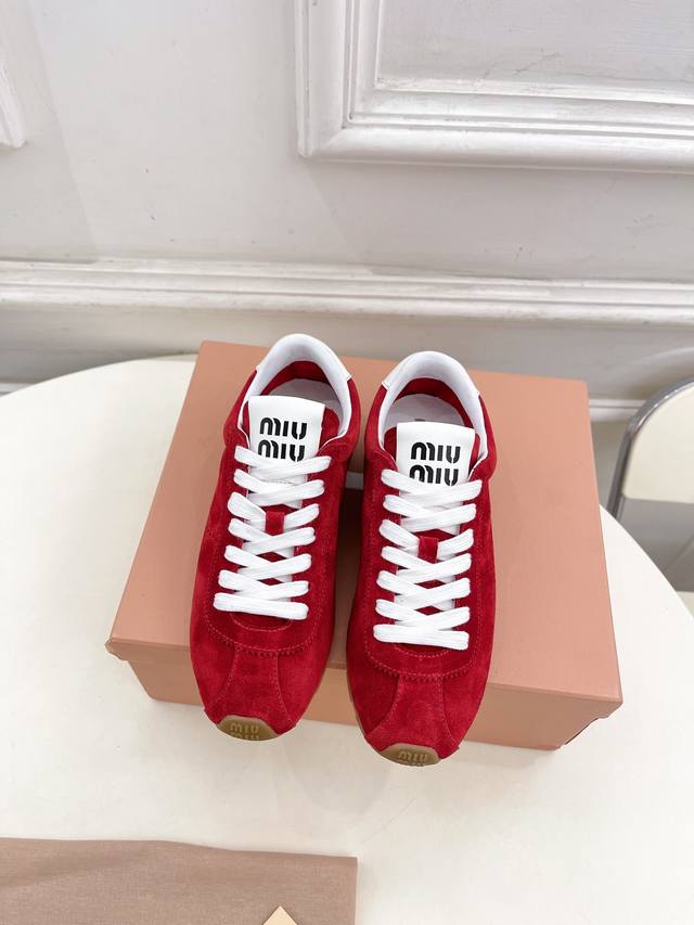 Miu Miu 缪缪 252025早春新品 专柜主打最新走秀款 Plume Nappa德训休闲运动鞋火爆上新！缪家高货 顶级工艺打造精品质感 无敌舒适 绝对是一