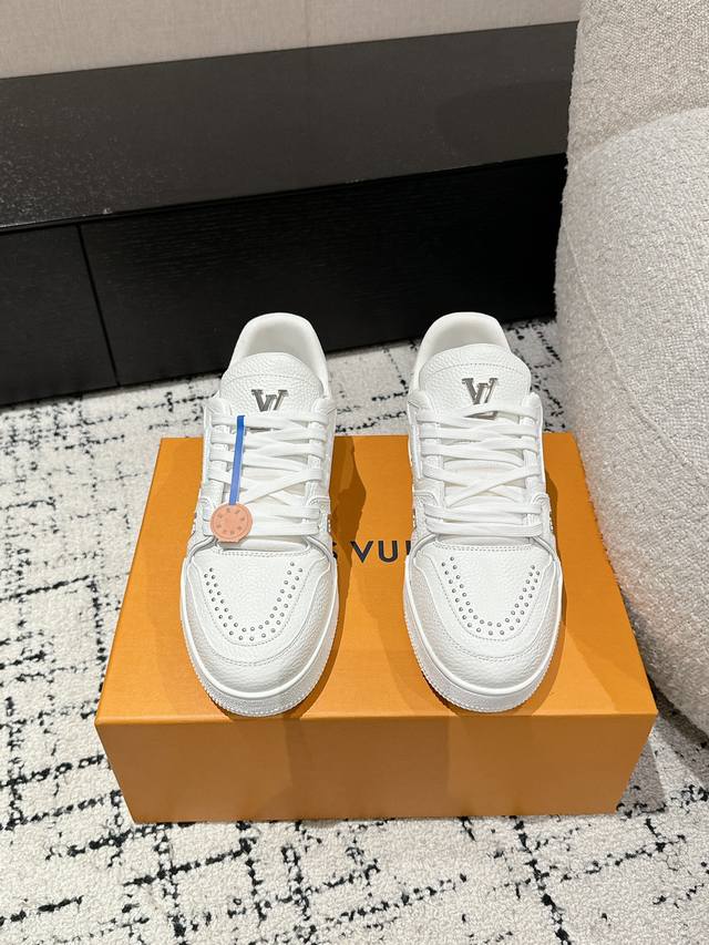 顶级版本 情侣款Lv 路易威登l家 Trainer 24 新款 休闲 运动鞋 滑板鞋Lv Trainer 运动鞋的灵感源自复古篮球鞋，代表 Virgil Abl