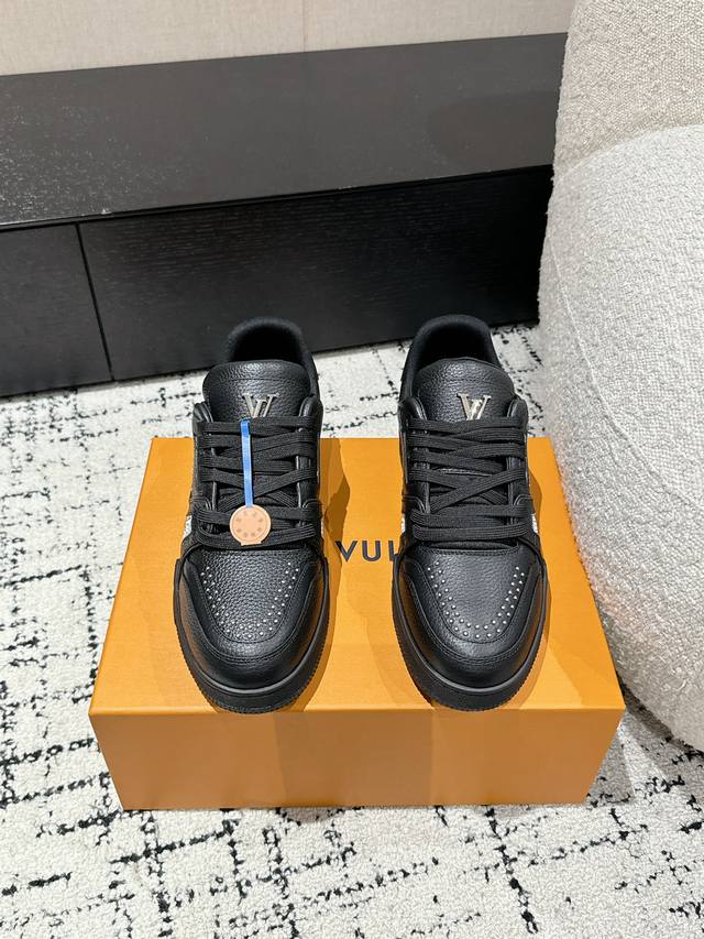 顶级版本 情侣款Lv 路易威登l家 Trainer 24 新款 休闲 运动鞋 滑板鞋Lv Trainer 运动鞋的灵感源自复古篮球鞋，代表 Virgil Abl