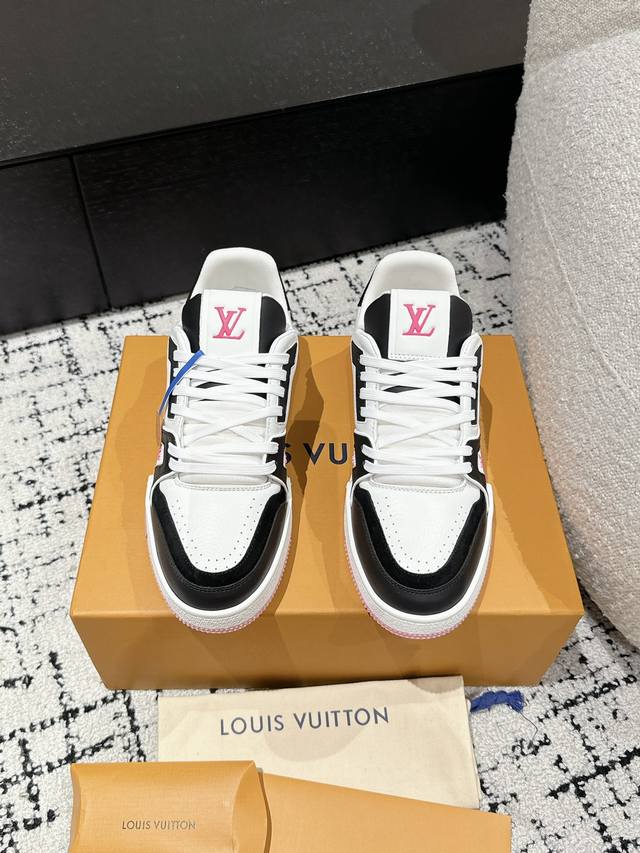 顶级版本 女款Lv 路易威登l家 Trainer 24 新款 休闲 运动鞋 滑板鞋Lv Trainer 运动鞋的灵感源自复古篮球鞋，代表 Virgil Ablo