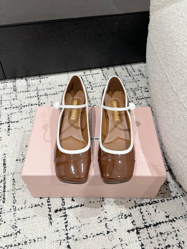 Miu Miu 缪缪 25 早春新品 专柜主打最新走秀款 珍珠扣 方头 复古玛丽珍粗跟单鞋缪家高货 顶级工艺打造精品质感 无敌舒适 绝对是一见钟情款！时尚百搭，