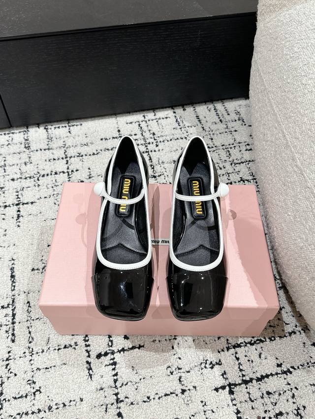 Miu Miu 缪缪 25 早春新品 专柜主打最新走秀款 珍珠扣 方头 复古玛丽珍粗跟单鞋缪家高货 顶级工艺打造精品质感 无敌舒适 绝对是一见钟情款！时尚百搭，