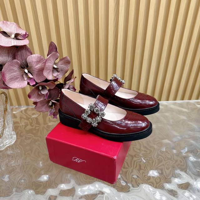 顶级版本roger Vivier Rv经典雕花水钻扣玛丽珍鞋 精致到骨子里的玛丽珍不显成熟而是带有那种清纯感上脚舒适 且超好看哦！面料采用原版定制羊京内里垫脚均