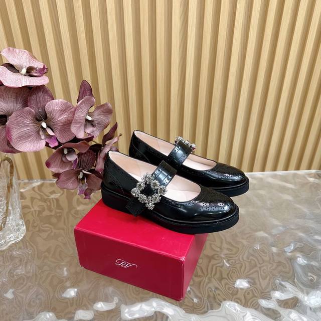 顶级版本roger Vivier Rv经典雕花水钻扣玛丽珍鞋 精致到骨子里的玛丽珍不显成熟而是带有那种清纯感上脚舒适 且超好看哦！面料采用原版定制羊京内里垫脚均