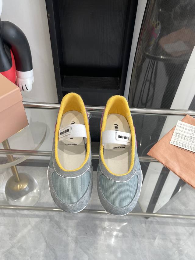 Miu Miu 25Ss 春夏新款走秀miumiu 玛丽珍款德训鞋 休闲鞋秀场工艺来自miu Miu系列的细节特写 新季的潮流要素一多元对撞 传达现代风格~ 怎