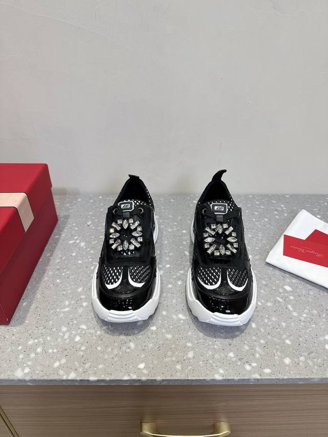 Roger Vivier 25Ss新款 Viv Motor皮革拼织物休闲鞋本款休闲鞋以皮革拼镜面织物和网眼面料制成前面点缀迷你闪钻饰扣和珐琅花朵舒适又不失活泼，