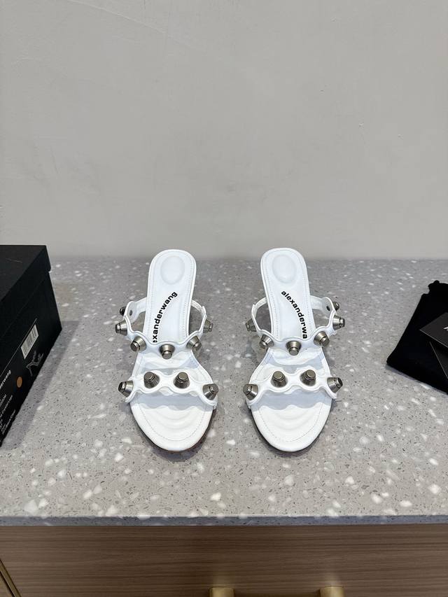 Alexander Wang 亚力山大王 25Ss早春新款 粗跟 高跟 拖鞋银色五金配件，雕刻品牌logo饰扣露趾搭扣踝带配凸凹logo鞋垫款式简洁而显高贵，上