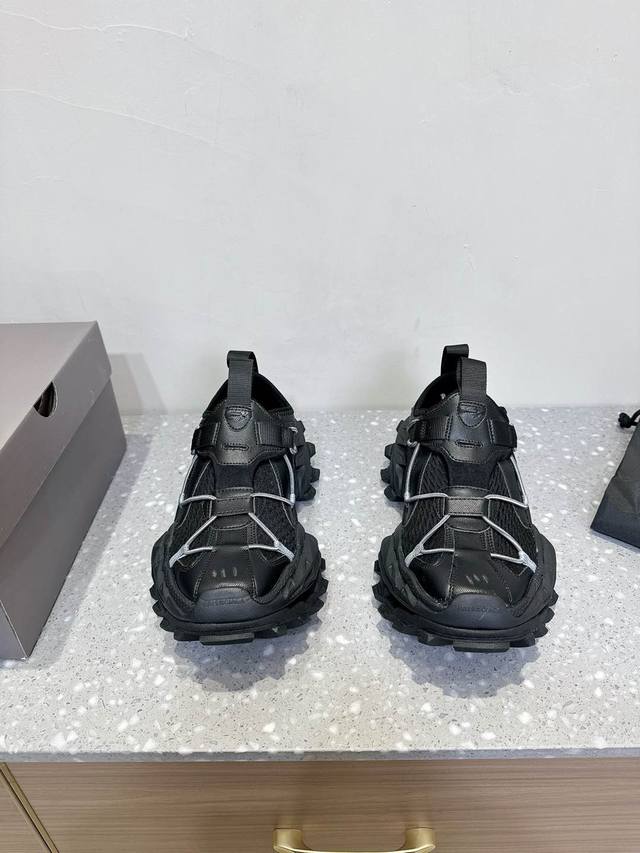 Balenciaga 巴黎世家 Hike Sneakers 情侣款 户外鞋 老爹鞋可调节弹力绳子细节从脚面延伸到鞋头，一个长长的织带提拉环尖头拼接不仅仅在鞋面增