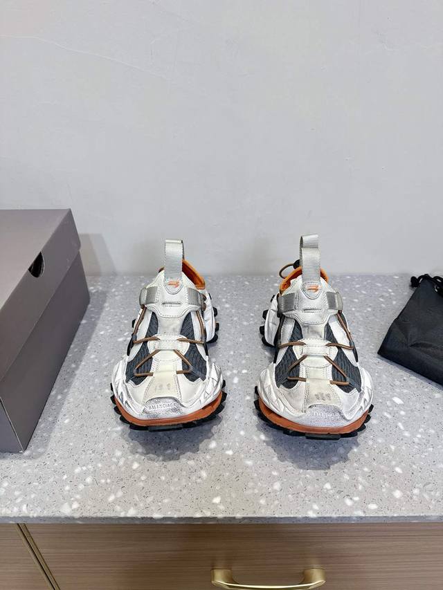 Balenciaga 巴黎世家 Hike Sneakers 情侣款 户外鞋 老爹鞋可调节弹力绳子细节从脚面延伸到鞋头，一个长长的织带提拉环尖头拼接不仅仅在鞋面增