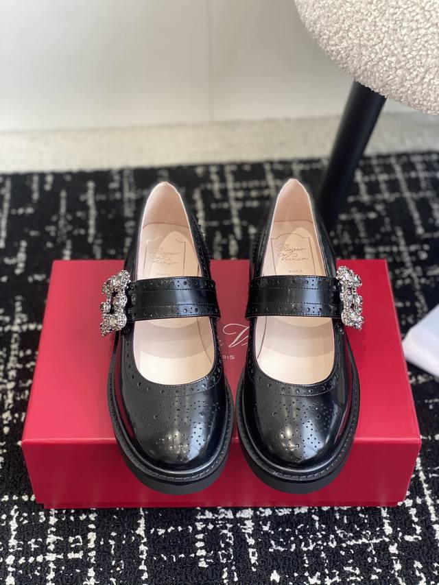 代购级Roger Vivier 25Ss 春夏经典雕花水钻扣玛丽珍鞋精致到骨子里的玛丽珍 不显成熟而是带有那种清纯感 上脚舒适 且超好看哦！面料采用原版定制牛皮