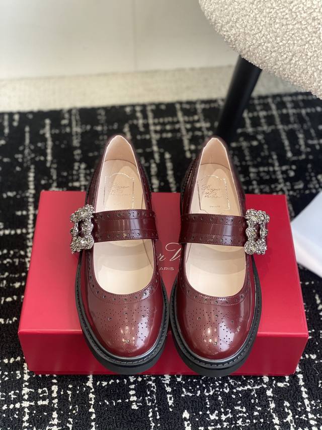 代购级Roger Vivier 25Ss 春夏经典雕花水钻扣玛丽珍鞋精致到骨子里的玛丽珍 不显成熟而是带有那种清纯感 上脚舒适 且超好看哦！面料采用原版定制牛皮