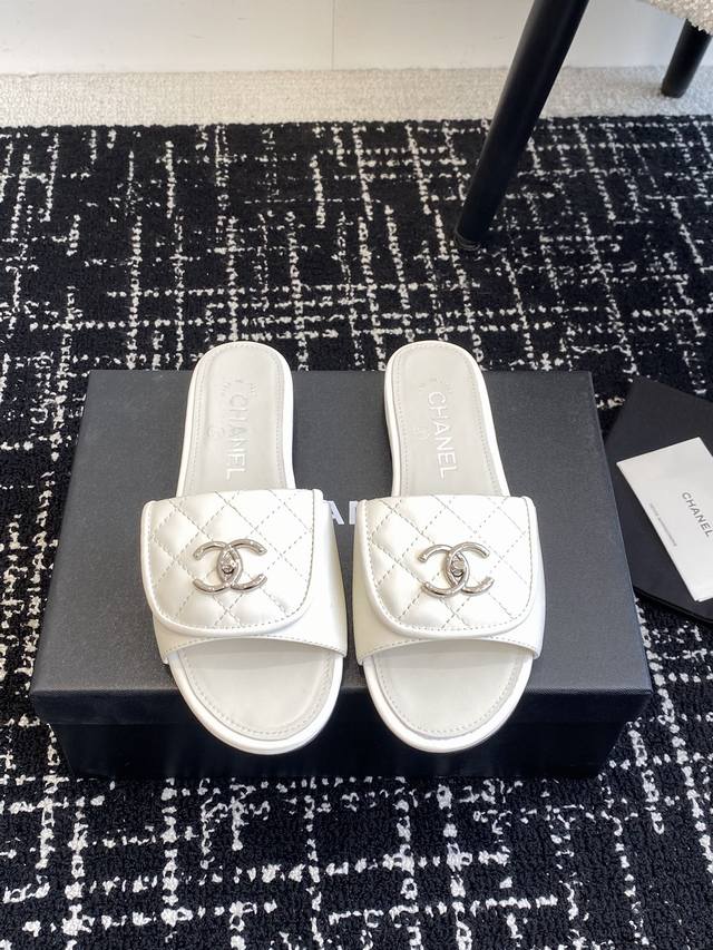 代购级Chanel 小香 24Ss 春夏新品度假 羊皮 懒人拖小香的一款全新设计 鞋面毛线纯手工编织搭配双c五金装饰 简约百搭上脚超级美的 怎么看都超美鞋面：采