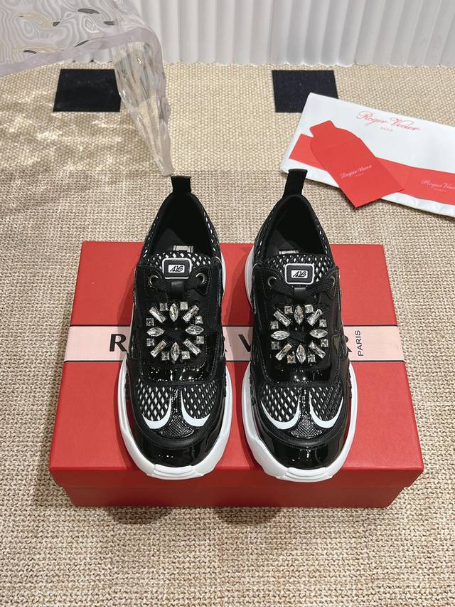 Roger Vivier 新款 Rv女鞋viv Motor皮革拼织物休闲鞋本款休闲鞋以皮革拼镜面织物和网眼面料制成前面点缀迷你闪钻饰扣和珐琅花朵舒适又不失活泼，