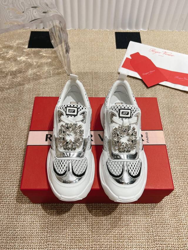 Roger Vivier 新款 Rv女鞋viv Motor皮革拼织物休闲鞋本款休闲鞋以皮革拼镜面织物和网眼面料制成前面点缀迷你闪钻饰扣和珐琅花朵舒适又不失活泼，