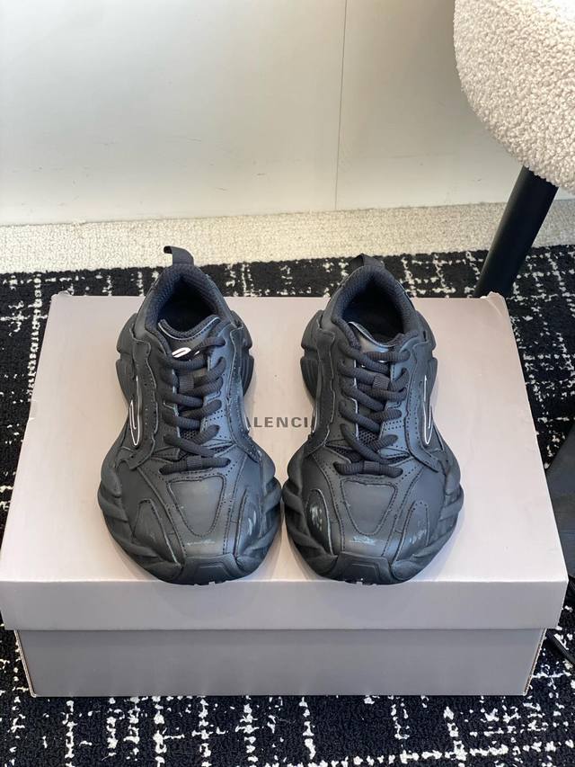 代购级Balenciaga 巴黎世家最新爆款 Sneaker系列 休闲 老爹鞋 运动鞋整体鞋型汲取了balenciaga Track和balenciaga Ru