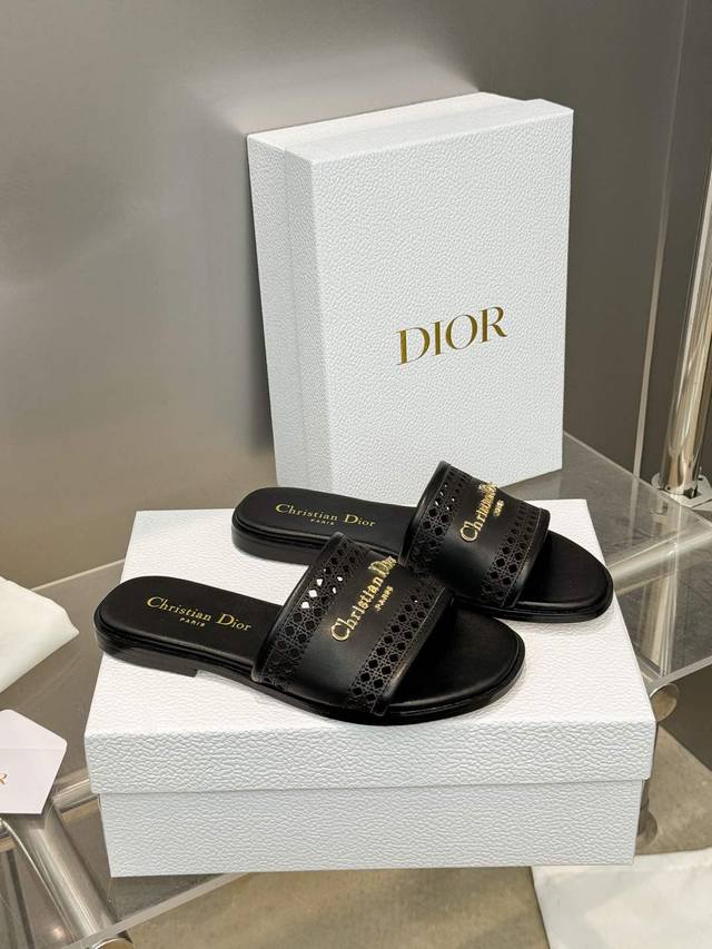 出厂价：迪奥 Dior 2025 春夏新款 D-Lane 果冻色镂空女鞋 Cd字母logo五金扣平底圆头露趾凉拖鞋 市面顶级版本 独家发售材质:鞋面进口小牛皮+