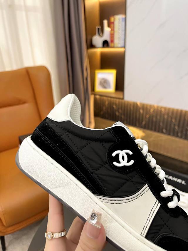 Chanel 23C New Arrival～小香新款运动鞋超好看的经典小白鞋款式，23年新配色都太好看了吧！全钻版面，采用施华洛水钻，钻面有几种规格大小不一的