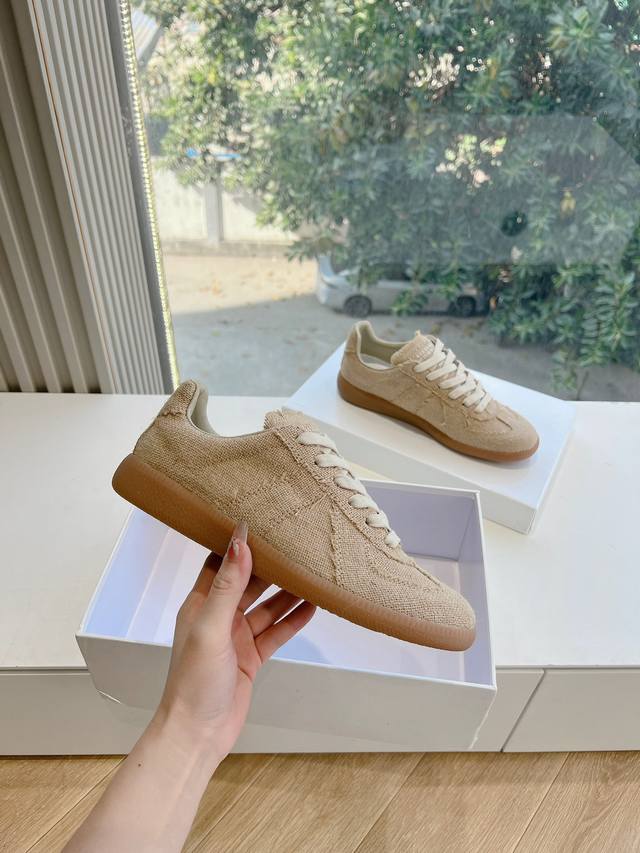 G035顶级版本 代购级别Maisonmargiela Mm6德训休闲鞋鬼才设计师品牌，一个轻奢品牌上脚很百搭哦，也很随脚舒适，这一款德国训练鞋延续了经典的t形