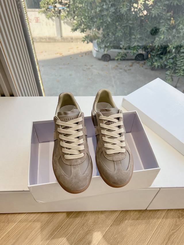 G035顶级版本 代购级别Maisonmargiela Mm6德训休闲鞋鬼才设计师品牌，一个轻奢品牌上脚很百搭哦，也很随脚舒适，这一款德国训练鞋延续了经典的t形