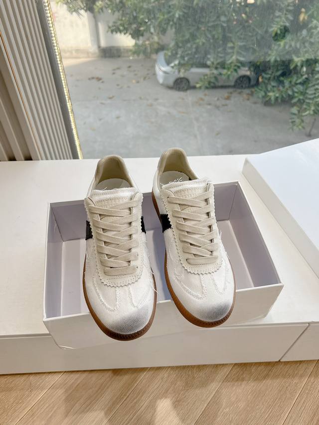 G035顶级版本 代购级别Maisonmargiela Mm6德训休闲鞋鬼才设计师品牌，一个轻奢品牌上脚很百搭哦，也很随脚舒适，这一款德国训练鞋延续了经典的t形