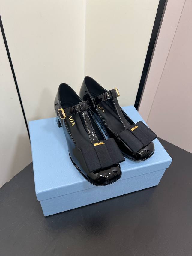 Prada 普拉达 25年早春新款粗跟单鞋女鞋圆头蝴蝶结玛丽珍经典时尚配色 毫不费力的优雅风来袭 时髦 精致绝美包头 外穿时尚气质简约新款日常拖鞋美出高级感，上