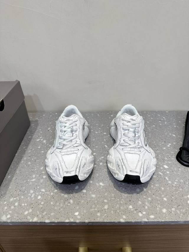 Balenciaga 巴黎世家最新爆款 Sneaker系列 休闲 老爹鞋 运动鞋整体鞋型汲取了balenciaga Track和balenciaga Runne