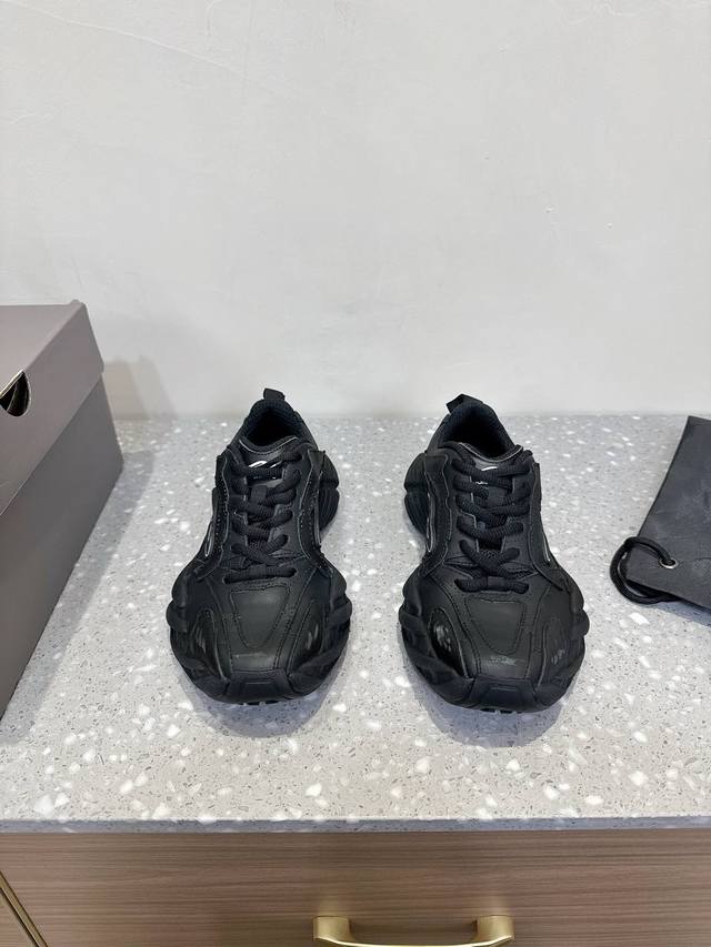 Balenciaga 巴黎世家最新爆款 Sneaker系列 休闲 老爹鞋 运动鞋整体鞋型汲取了balenciaga Track和balenciaga Runne