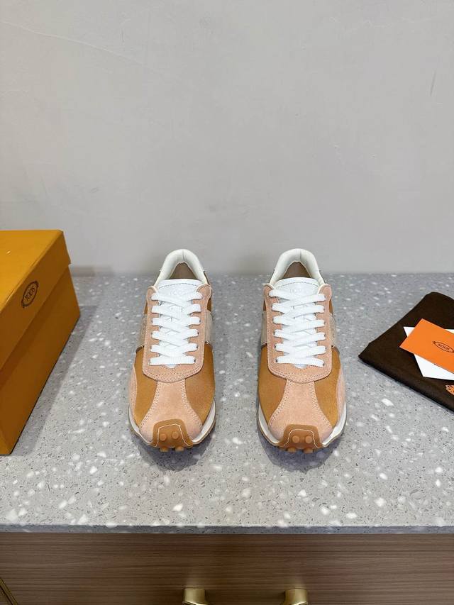 Tods 托特斯 25Ss早春新款 复古拼接系带 阿甘鞋 休闲鞋全新新款，早点拥有~这次带来的新款，很好看很复古的配色；日常穿搭最不可缺少的就是这种百搭的阿甘鞋