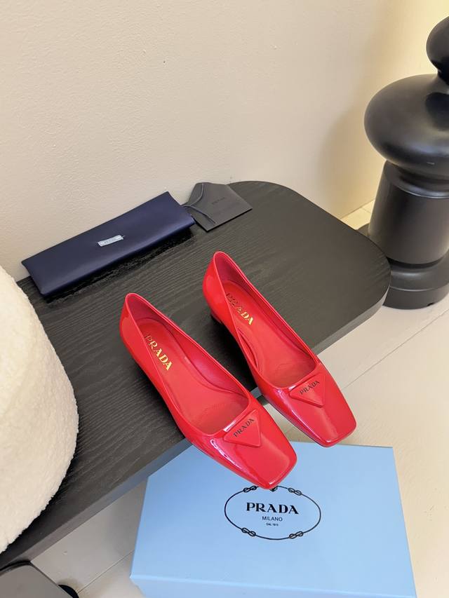 Prada 普拉达 25Ss 春夏新款 粗跟 方头 单鞋 凉鞋简单的设计大概就是它最让人喜欢的点 不是烂大街的那种 很有自己的品牌个性面料采用小牛漆皮 内里垫脚