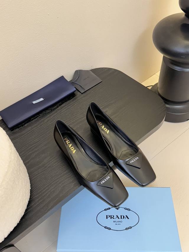 Prada 普拉达 25Ss 春夏新款 粗跟 方头 单鞋 凉鞋简单的设计大概就是它最让人喜欢的点 不是烂大街的那种 很有自己的品牌个性面料采用小牛漆皮 内里垫脚