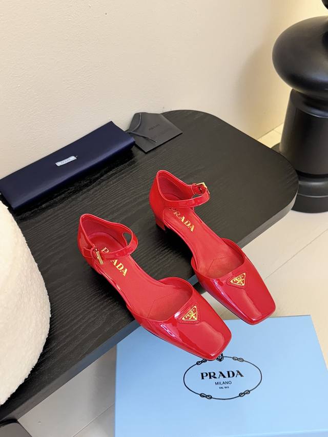 Prada 普拉达 25Ss 春夏新款 粗跟 方头 单鞋 凉鞋简单的设计大概就是它最让人喜欢的点 不是烂大街的那种 很有自己的品牌个性面料采用小牛漆皮 内里垫脚