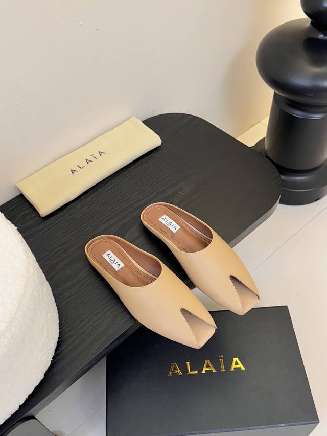 Alaia｜阿莱亚25Ss早春新这一季的鞋履全新视觉体验新品鱼嘴金属扣拖鞋夏天到了 也到了穿凉鞋的季节鱼嘴显超级性感真是绝美 鞋柜必备的时尚单品面料：进口小牛皮