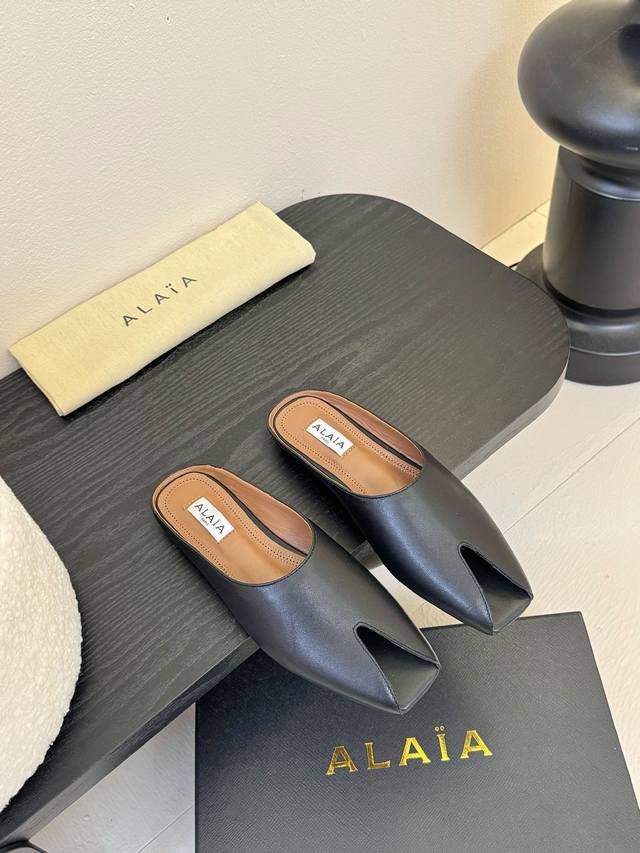 Alaia｜阿莱亚25Ss早春新这一季的鞋履全新视觉体验新品鱼嘴金属扣拖鞋夏天到了 也到了穿凉鞋的季节鱼嘴显超级性感真是绝美 鞋柜必备的时尚单品面料：进口小牛皮