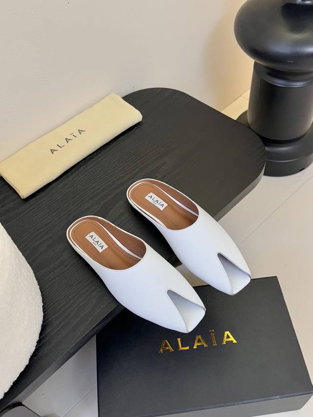 Alaia｜阿莱亚25Ss早春新这一季的鞋履全新视觉体验新品鱼嘴金属扣拖鞋夏天到了 也到了穿凉鞋的季节鱼嘴显超级性感真是绝美 鞋柜必备的时尚单品面料：进口小牛皮